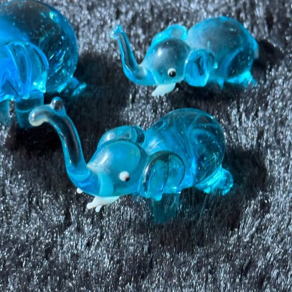 Miniature Blue Glass Elephant Figurine Set Of 3 Collectible Decor - Picture 2 of 7
